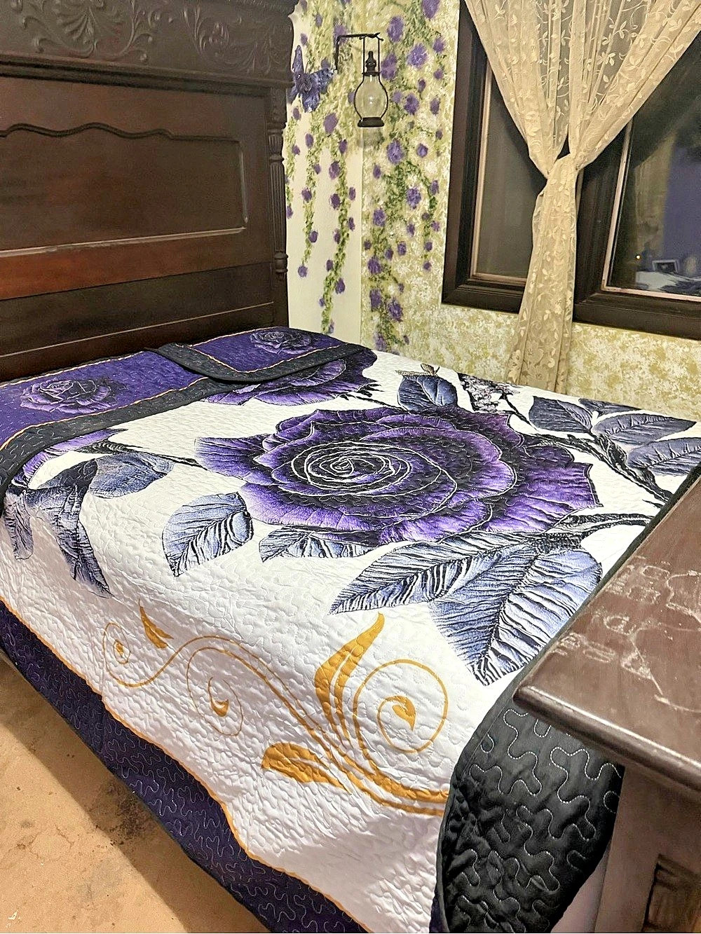 NEW. !! Purple & White Floral Quilt with Coordinating Shams